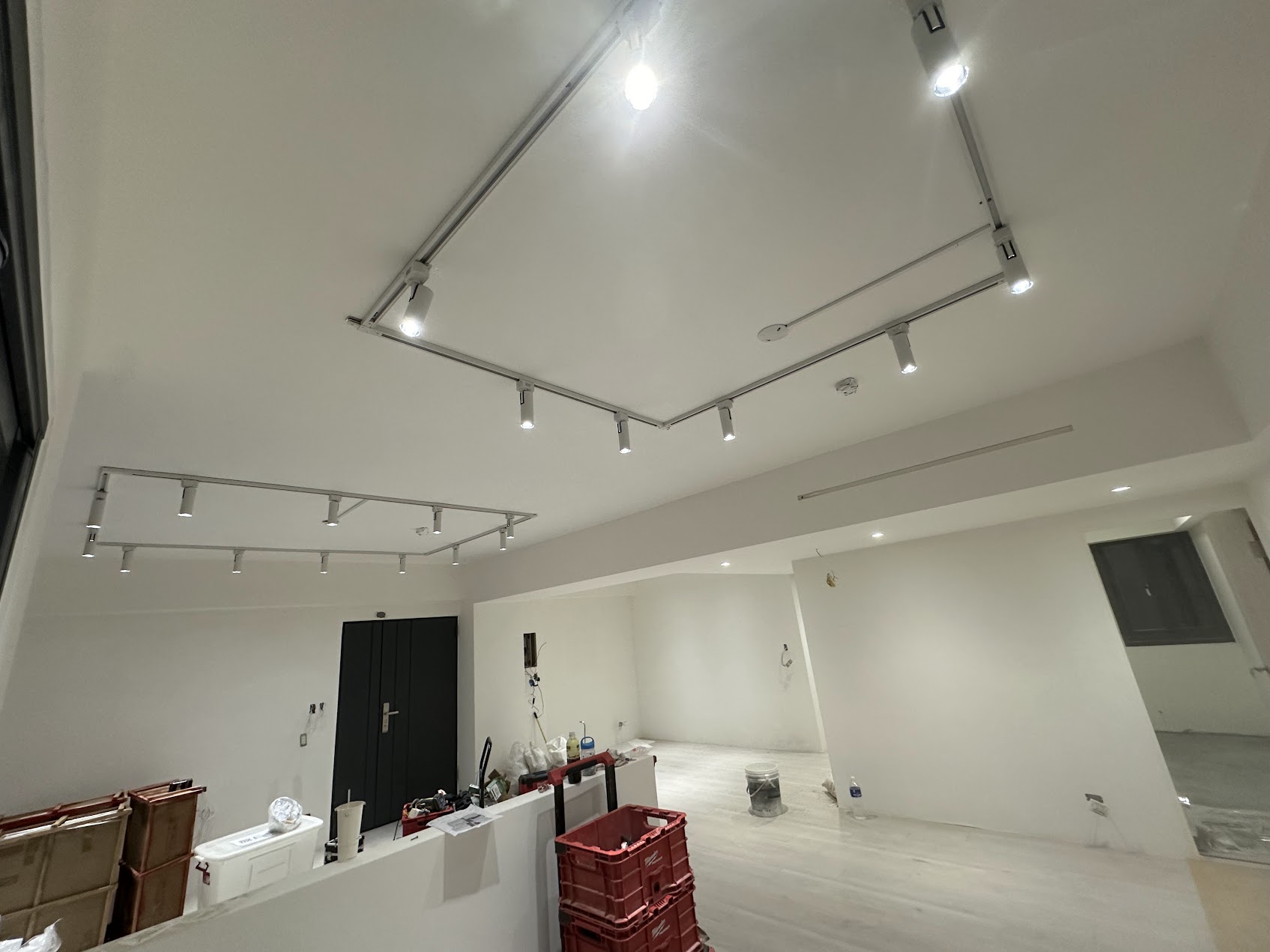 使用軌道燈設計，靈活調整光源方向，適合展示空間或工作室使用。