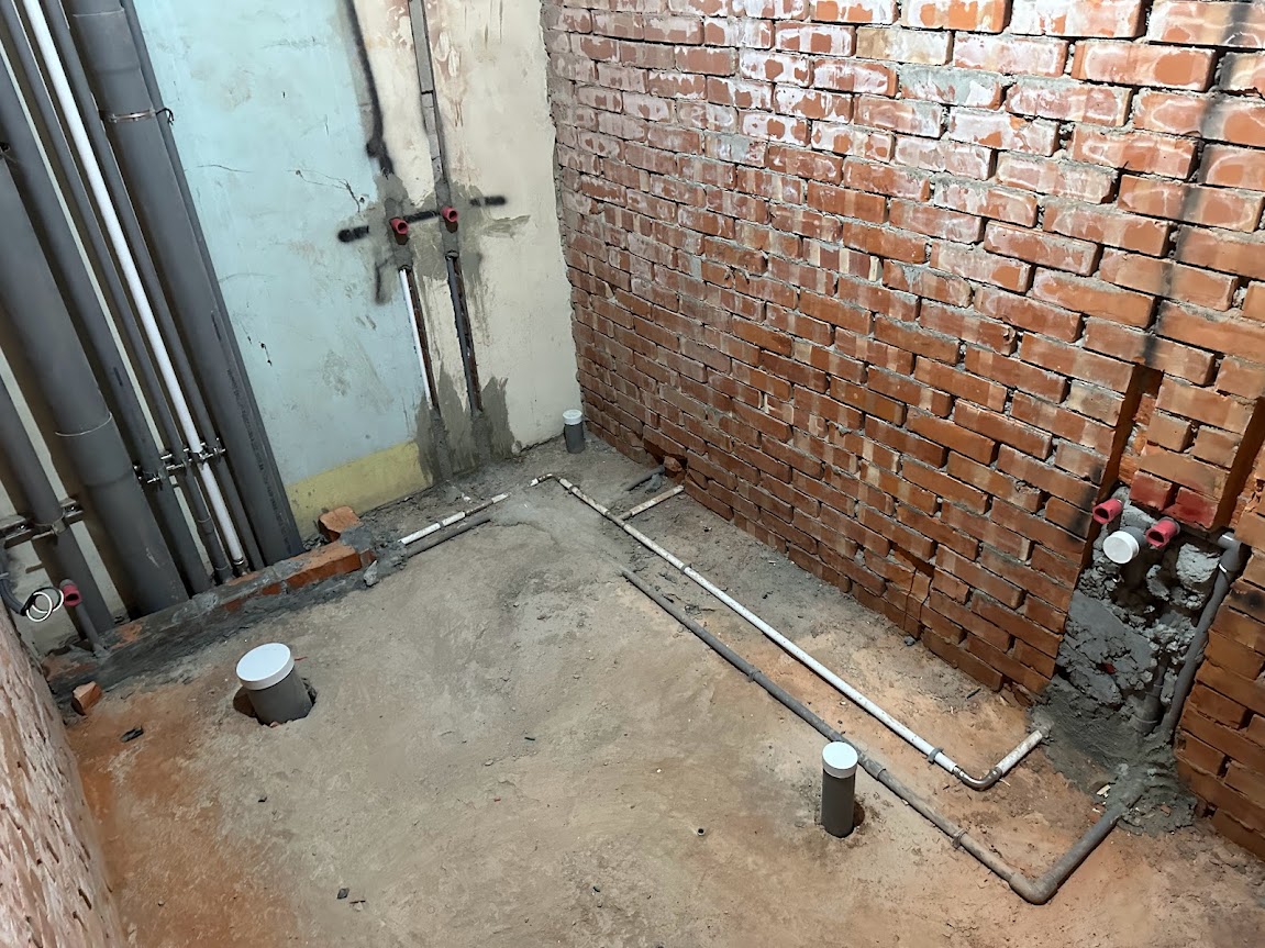地排與牆排配置完成，清楚可見冷熱水及排水線定位，預留地排與清潔孔