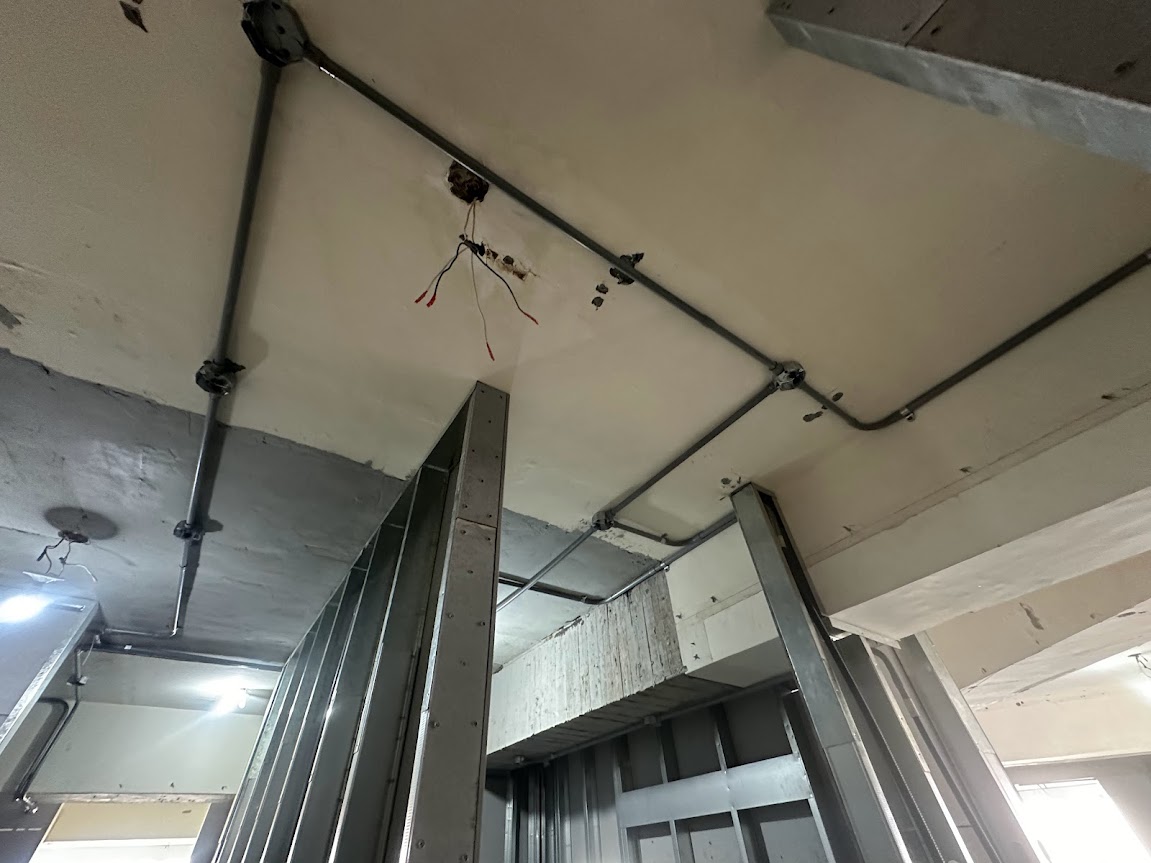 天花板電管布設整齊，符合工地用電安全與分區規劃需求
