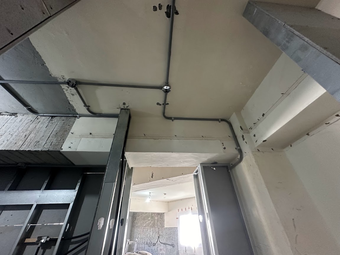 牆角及樑下電管轉角處理工整，施工細節佳