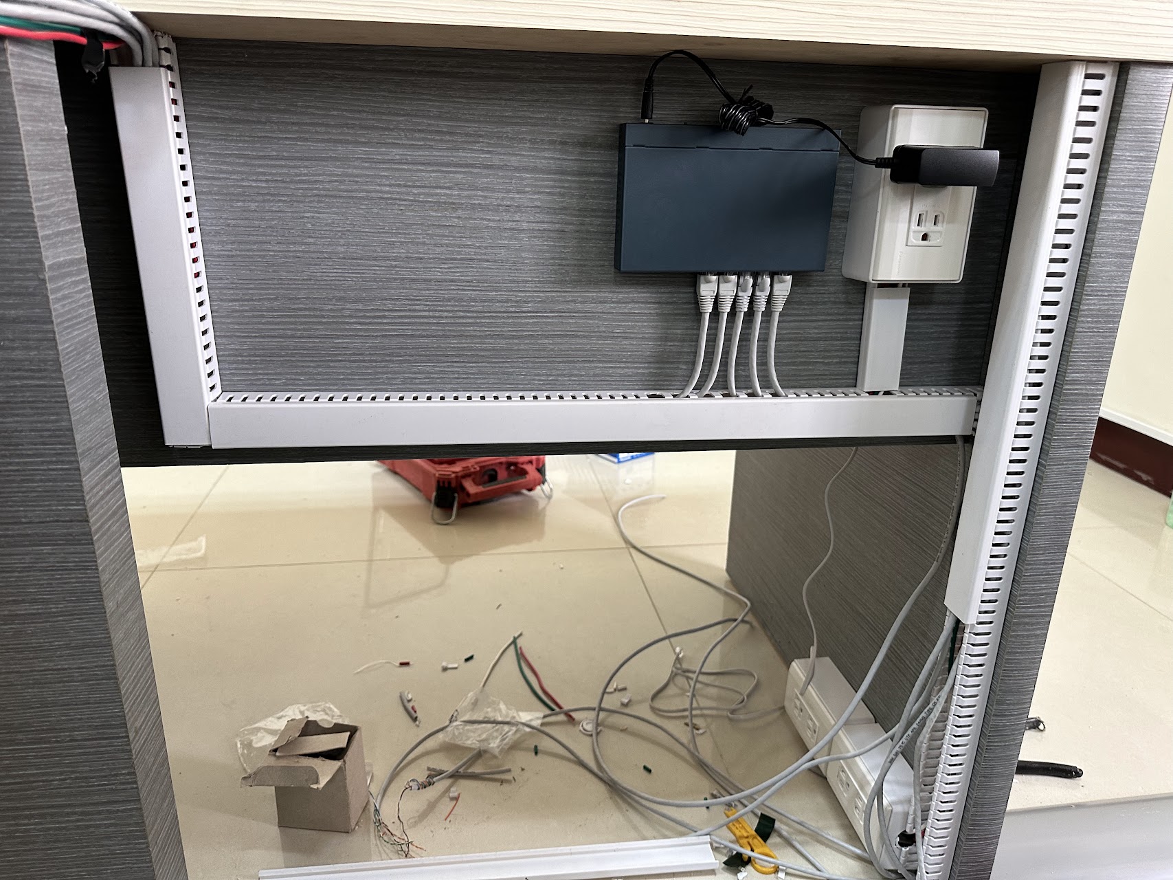 辦公桌內部弱電整線完成，採用配線槽導整，整齊乾淨