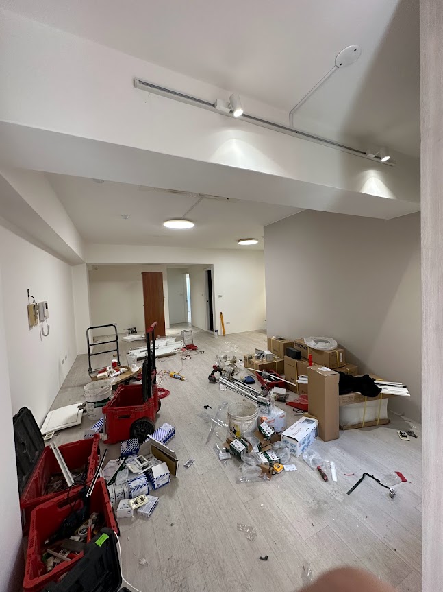 正在進行照明安裝與空間配置調整，工具與燈具零件尚未清理