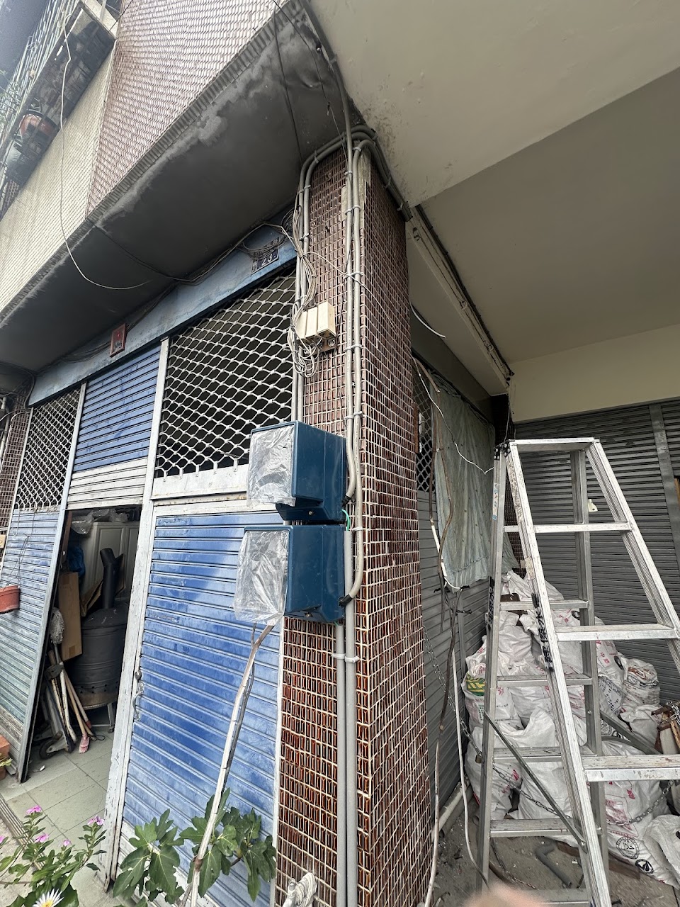 牆面外部配管走線明顯，為舊式建築改建常見手法